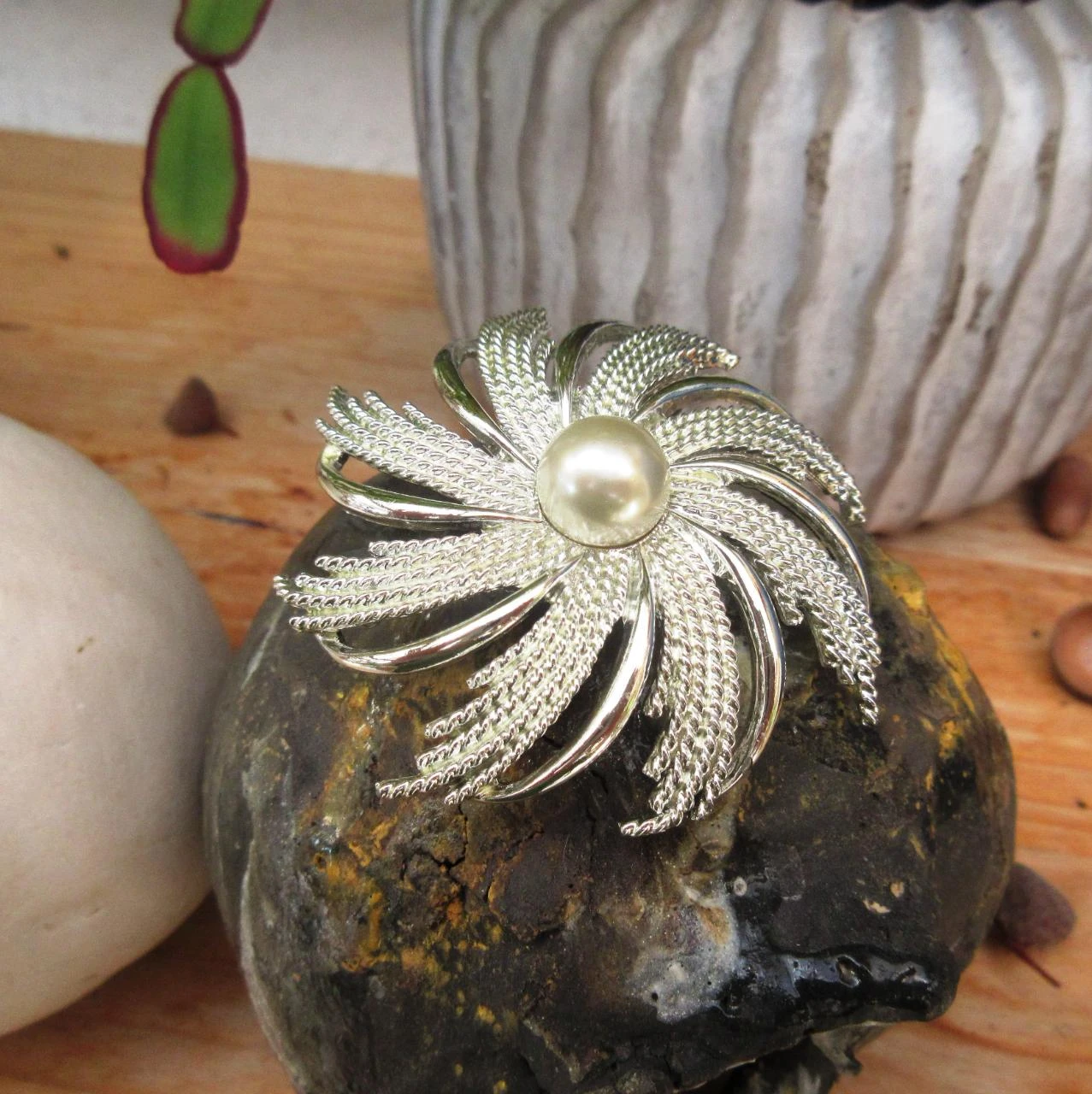 A beautiful silver flower-shaped brooch, signed Sarah Cov, retro.. – photo 4